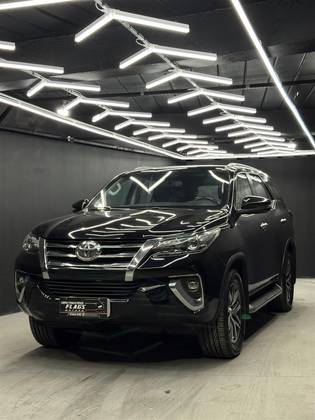 TOYOTA HILUX SW4 2.8 SRX 4X4 7 LUGARES 16V TURBO INTERCOOLER DIESEL 4P AUTOMÁTICO
